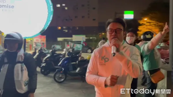 ▲民眾黨籍南投縣議員簡千翔於今年總統大選期間於街頭為柯文哲助講拉票。(圖/簡千翔服務團隊提供)