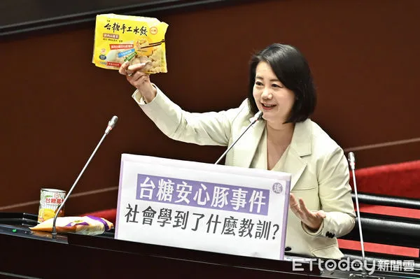 ▲▼行政院長立法院食安專案報告,立委吳思瑤拿出台糖相關產品表達對台糖的支持。(圖/記者李毓康攝)