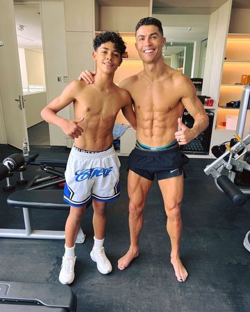 ▲▼C羅納度（Cristiano Ronaldo）與13歲的長子「小C羅」。（圖／翻攝自IG／cristiano）