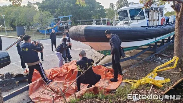 ▲▼陸方與漁工家屬首次查看翻覆漁船,仔細錄影還丈量長達30分鐘。(圖/記者林名揚翻攝,下同)