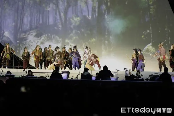 ▲2024台灣燈會在台南高鐵燈區啟燈儀式之後,緊接著戶外歌仔史詩音樂劇《1624》首場演出盛大開演,吸引數萬人湧進大台南會展中心前空地觀賞。(圖/記者林東良翻攝,下同)