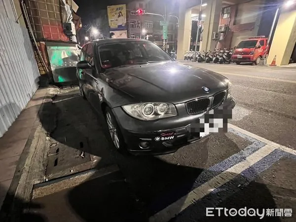 ▲▼上個月剛入手BMW!高雄男酒駕闖紅燈慘了 眼睜睜看警開走車子。(圖/記者賴文萱翻攝)