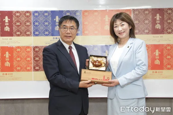 ▲台南市長黃偉哲接見應邀來台南出席「2024台灣燈會」開幕式的國際城市訪團,包括來自日本、美國、韓國等高達16個城市的訪問團齊聚一堂。(圖/記者林東良翻攝,下同)