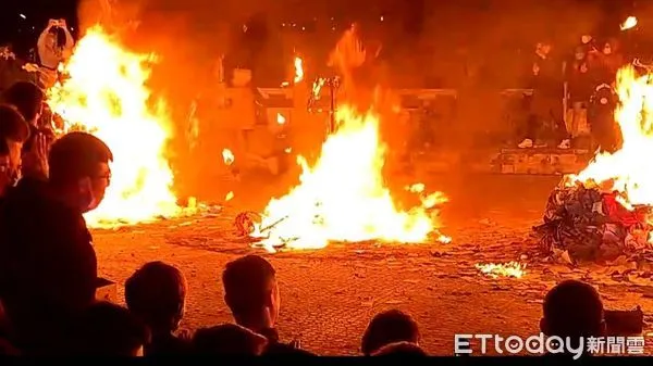 ▲▼苗栗火旁龍系列活動最後儀式「化龍返天」,26日晚上在苗栗市五文昌廟進行,現場火焰沖天,大家恭送龍神返回天庭。(圖/記者蔡文淵翻攝)