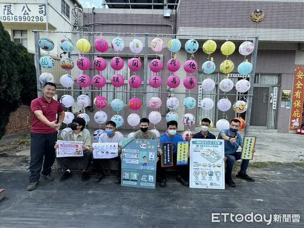 ▲官田消防分隊人員偕同義消夥伴吳岳庭及胡鴻鳴等人發揮各自所長,在分隊前方空地製作大型燈籠裝置藝術來做為向大眾推廣防災訊息的媒介。(圖/記者林東良翻攝,下同)