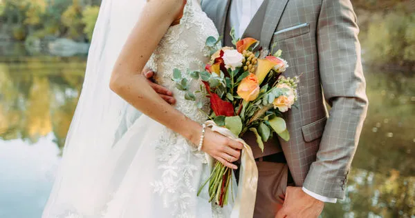 作家黃越綏表示,她的外國朋友認為,台人婚禮雖熱情、餐點豐盛,卻在穿著打扮上比較隨便。(示意圖/unsplash)