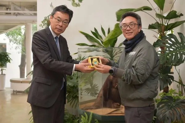 ▲新竹市動物園長楊礎遠與姊妹園東武動物公園取締役社長石附栄一交換禮品。(圖/新竹市政府提供)