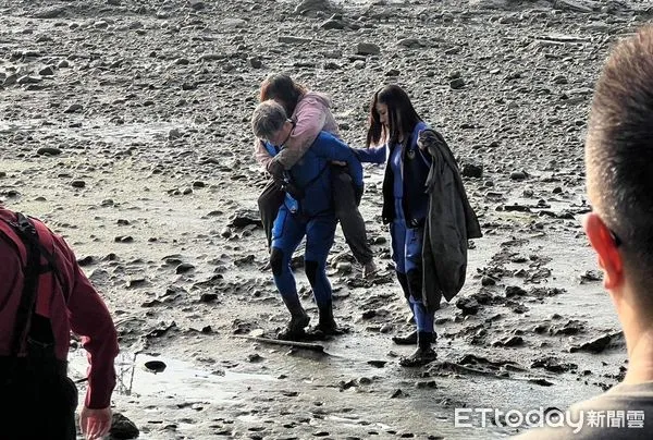 ▲▼林姓婦人墜落華中橋下,雙腳卡在泥濘之中被救出。(圖/記者邱中岳翻攝)