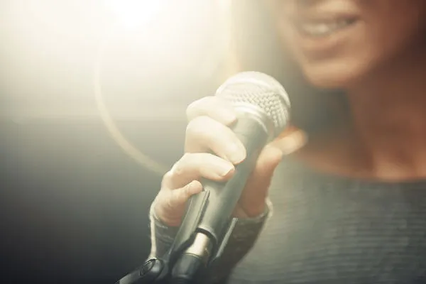 ▲▼唱歌,走音。(圖/CFP)