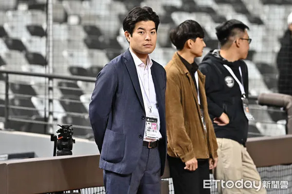 ▲▼讀賣巨人軍90週年紀念台灣試合,樂天桃猿副領隊礒江厚綺。(圖/記者李毓康攝)