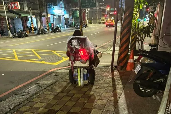 ▲▼腦麻外送員凌晨取餐 串燒店老闆「秒消氣」心酸反思:幸福才會埋怨。(圖/翻攝串癮燒烤臉書)