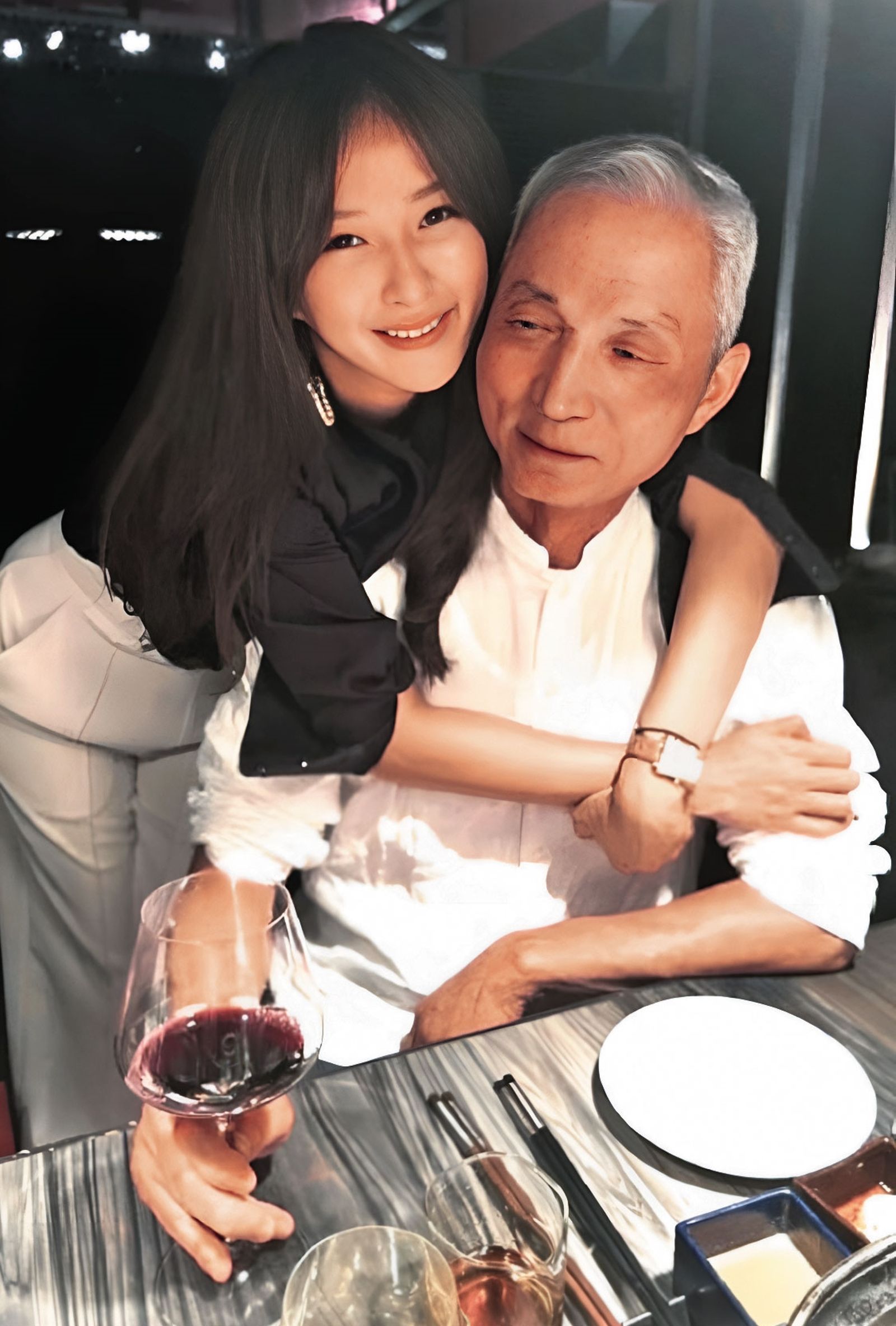 朱國榮(右)棄保潛逃海外,涉嫌協助他逃亡的女友宣宣(左)一家人都遭法辦。(讀者提供)