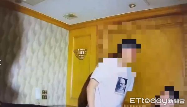 ▲▼ 警方提供包廂內畫面,儘管打上馬賽克,但仍能隱約看見王柏傑頭部紅紅血跡 。(圖/記者張君豪翻攝)