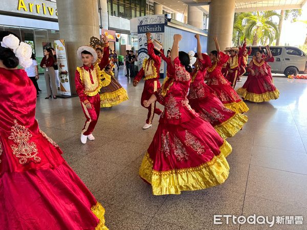▲林書豪親切與菲律賓民眾合照、東超安排特色舞蹈歡迎國王。（圖／記者簡名杉攝）
