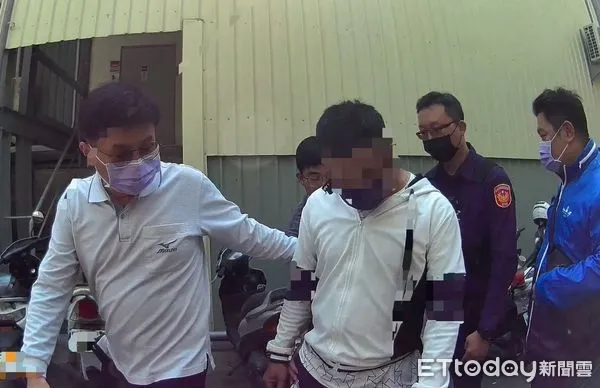 ▲台南市警五分局於張嫌租屋處查扣海洛因、安非他命、K他命、毒咖啡包、大麻等毒品,其中一批毒品咖啡包外包裝還印有「75%酒精防疫包」,企圖混淆警方查緝。(圖/記者林東良翻攝,下同)