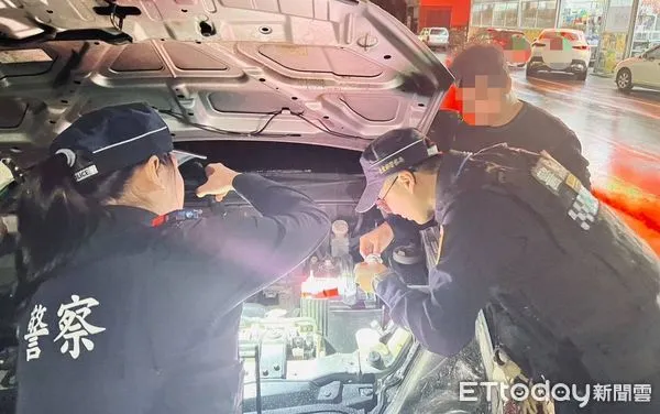 ▲警方協助民眾更換燈泡。(圖/記者楊漢聲翻攝)