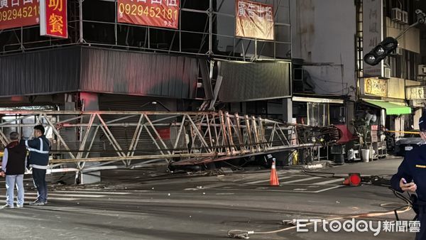 ▲台南市西門路五妃街口驚傳天坑吞貨車，前來搶救的吊車也不幸翻覆。（圖／記者林東良翻攝）
