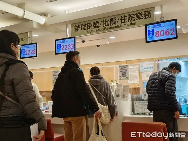 ▲▼醫院掛號費解除上限,多家醫院同步調漲。圖為台大兒童醫院掛號批價櫃檯,民眾繳費情形。(圖/記者湯興漢攝)