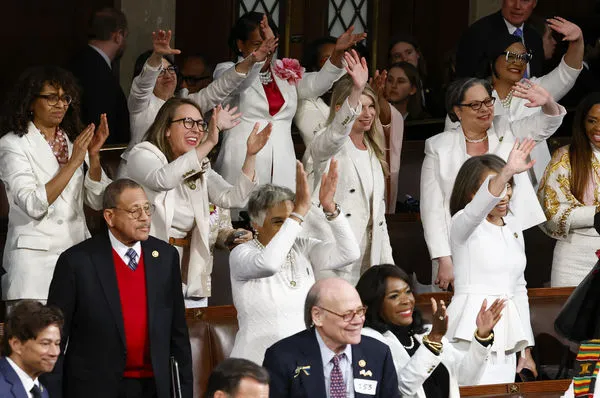 ▲▼拜登國情咨文民主黨女議員身穿白衣,爭取女性墮胎權。(圖/路透)