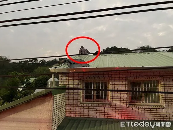 ▲男子受困在2樓鐵皮屋頂 。(圖/記者吳奕靖翻攝)