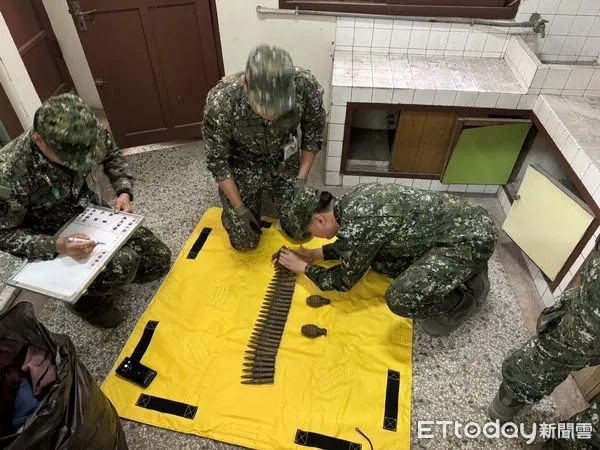 ▲台南市警二分局中正派出所據報,陳姓民眾在永華路1段老宅清掃時,在屋內床下櫥櫃發現疑似機槍子彈及訓練型空彈手榴彈,經軍方到場勘驗判定非軍方所製。(圖/記者林東良翻攝,下同)