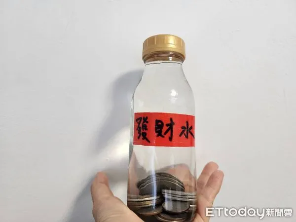 ▲楊登嵙教導發財水製作過程。(圖/記者游瓊華攝)