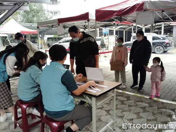 ▲林業及自然保育署屏東分署首場領苗 。(圖/記者陳崑福翻攝)