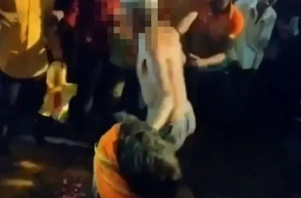 ▲▼印度一名7旬老翁因遭控施展黑魔法,而被迫赤腳在炭火上跳舞,以證清白。(圖/翻攝自X)