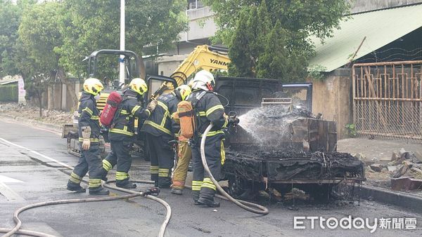 ▲屏東市工業區旁自小貨車起火 。(圖/記者陳崑福翻攝)