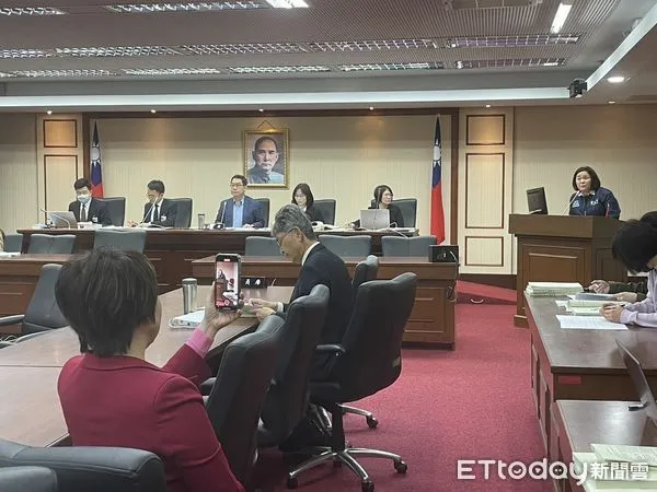 ▲▼范雲今天與陳玉珍在程序委員會唇槍舌戰。(圖/記者呂晏慈攝)