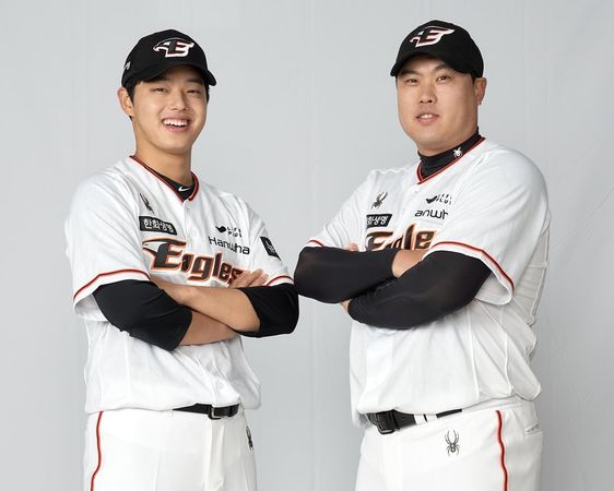 ▲柳賢振、文東珠兩代韓華鷹怪物合體。(圖/截自韓華鷹官方粉絲團)