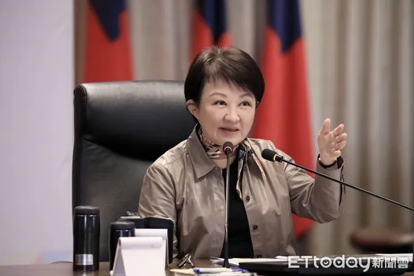 ▲台中人口破258萬倒數計時,幸運兒爽搭星宇航空、拿iPhone15。(圖/記者游瓊華攝)