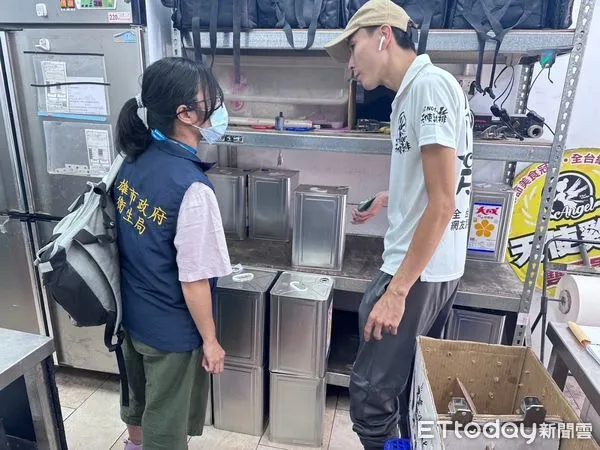 ▲▼天使雞排出包了!被爆用「過期調味料」,立即遭銷毀開罰 。(圖/記者賴文萱翻攝)