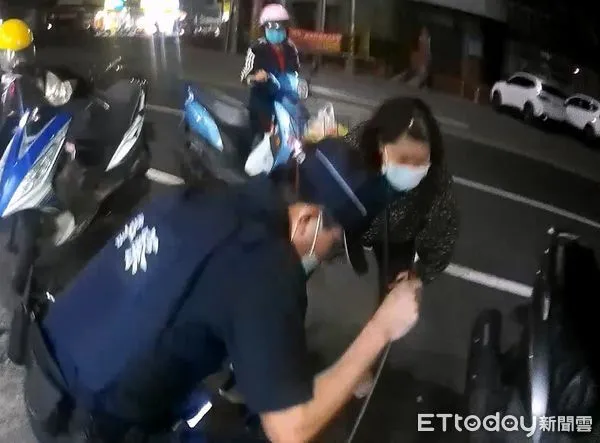 ▲內埔警分局內埔派出所員警利用鐵鉤撈起水溝內鑰匙 。(圖/記者陳崑福翻攝)