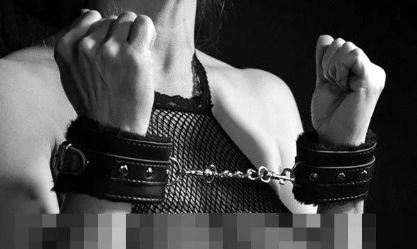 ▲桃園市中壢警分局青埔派出所李姓副所長於2021年間偵辦竊盜案,鄭姓竊嫌在拘留室內上腳鐐戒具時,因堅不透露案情,竟以腳踩腳鐐方式導致竊嫌疼痛難耐。(示意圖/取自免費圖庫Pixabay)