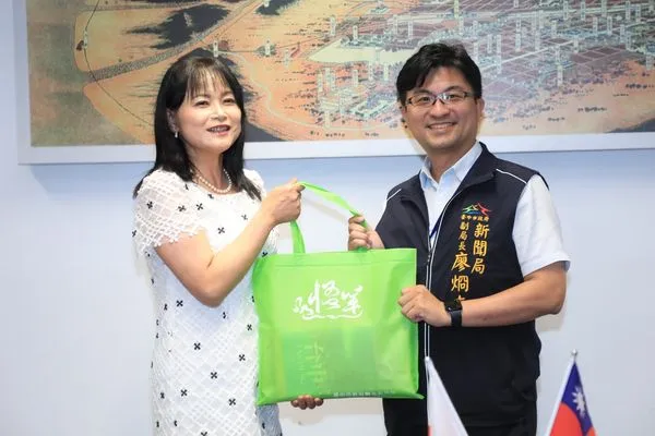 台中市政府新聞局副局長廖炯志(右)將接任立法院總務處長。(圖/取自台中市政府網站)