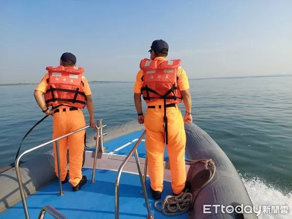 ▲▼金門西南方海域陸籍漁船翻覆,5名陸籍船員全數落海。(圖/記者林名揚翻攝)