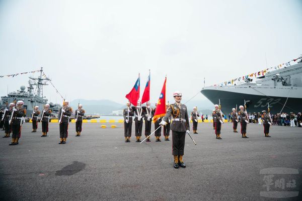 ▲▼海軍敦睦支隊前進蘇澳港 民眾見證壯盛軍容。(圖/軍聞社)