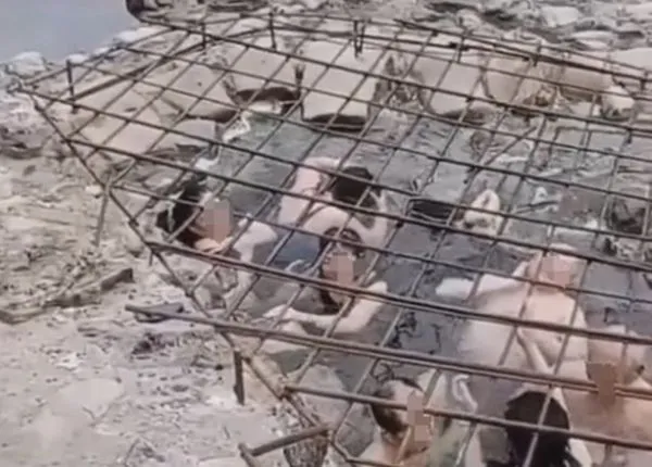 ▲民眾在重慶開州溫泉鎮的一處天然溫泉內頂著鋼筋護欄泡溫泉。(圖/翻攝極目新聞)