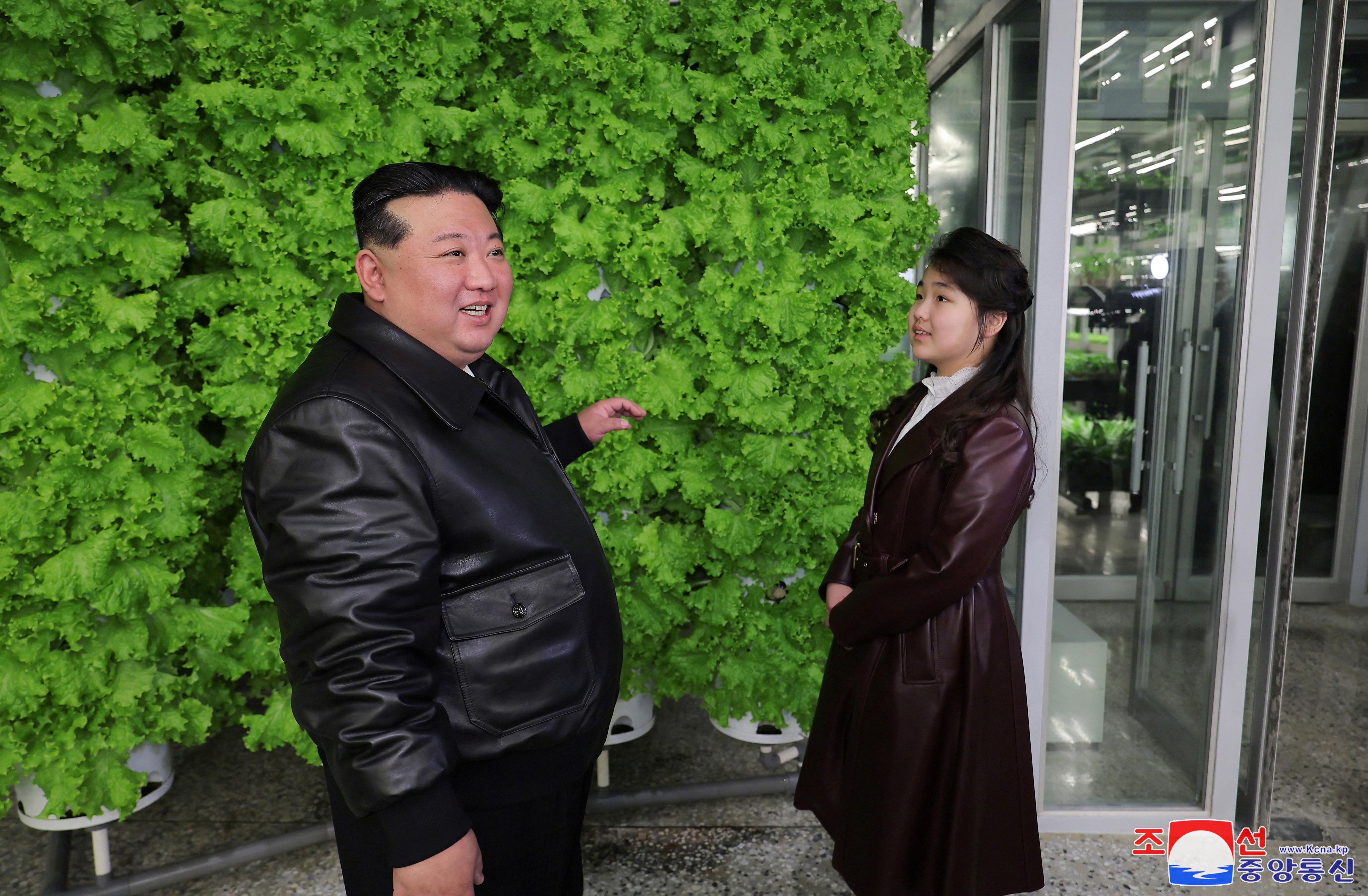 ▲▼ 北韓領導人金正恩帶著女兒金主愛視察軍事演習、造訪溫室農場。（圖／路透）