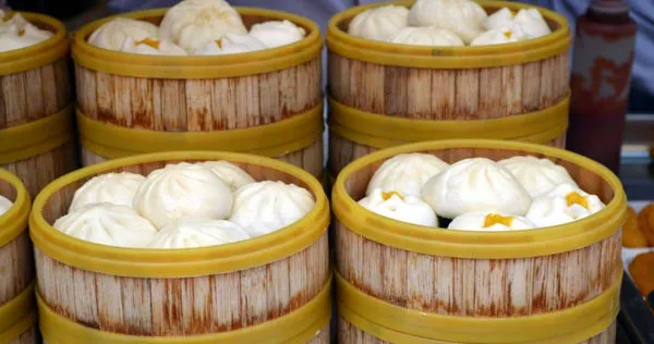 一名網友因為包子一下從20元飆升到28元,氣得在PTT上發文抱怨。(示意圖/取自 pexels)