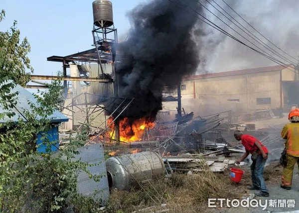 ▲▼ 屏東鐵皮屋起火,1女慘被活活燒死 。(圖/記者陳崑福翻攝)