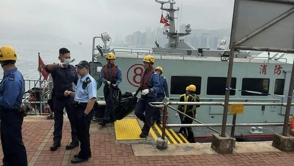 ▲▼香港渡輪碼頭漂人體殘肢 只剩「腰部至大腿」穿黑色內褲。(圖/香港01)