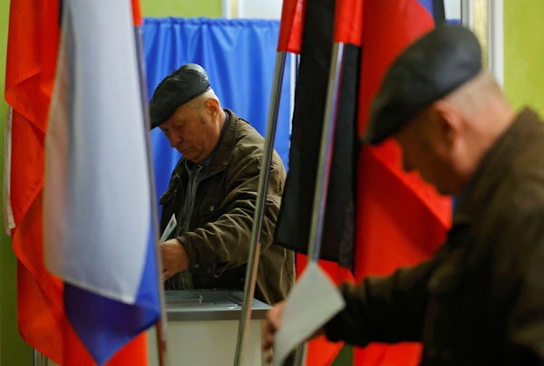 ▲▼俄羅斯2024年總統大選，一名烏克蘭男子在被俄羅斯控制的頓內茨克（Donetsk）投票站投票。（圖／路透）
