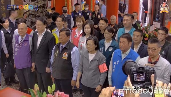 ▲▼ 總統蔡英文前往拱天宮參拜,為媽祖徒步進香活動祈福。(圖/翻攝白沙屯拱天宮)