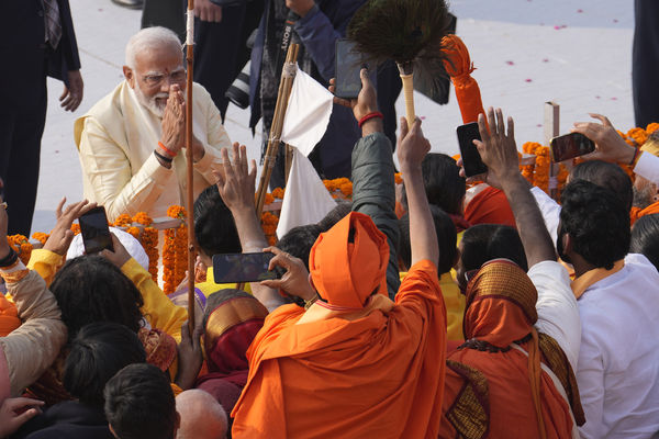 ▲▼印度總理莫迪（Narendra Modi）在阿約提亞（Ayodhya）一座印度教寺廟落成典禮上向民眾致意。（圖／達志影像／美聯社）
