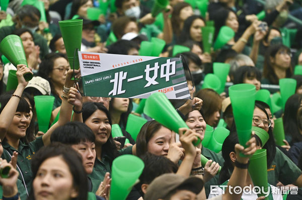▲▼112學年度HBL高中籃球聯賽決賽女子組冠軍戰,北一女中場邊加油團。(圖/記者李毓康攝)