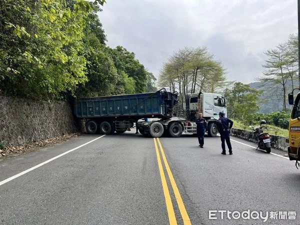 ▲▼大貨車故障打橫造成延溪公路雙線道全部受阻 。(圖/記者高堂堯翻攝)