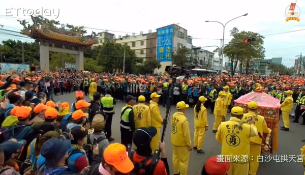 ▲原來是為了一群可愛的小朋友。(圖/翻攝自臉書/白沙屯拱天宮)