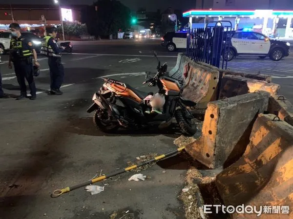 ▲一名騎士自撞紐澤西護欄命危送醫 。(圖/記者吳奕靖翻攝)